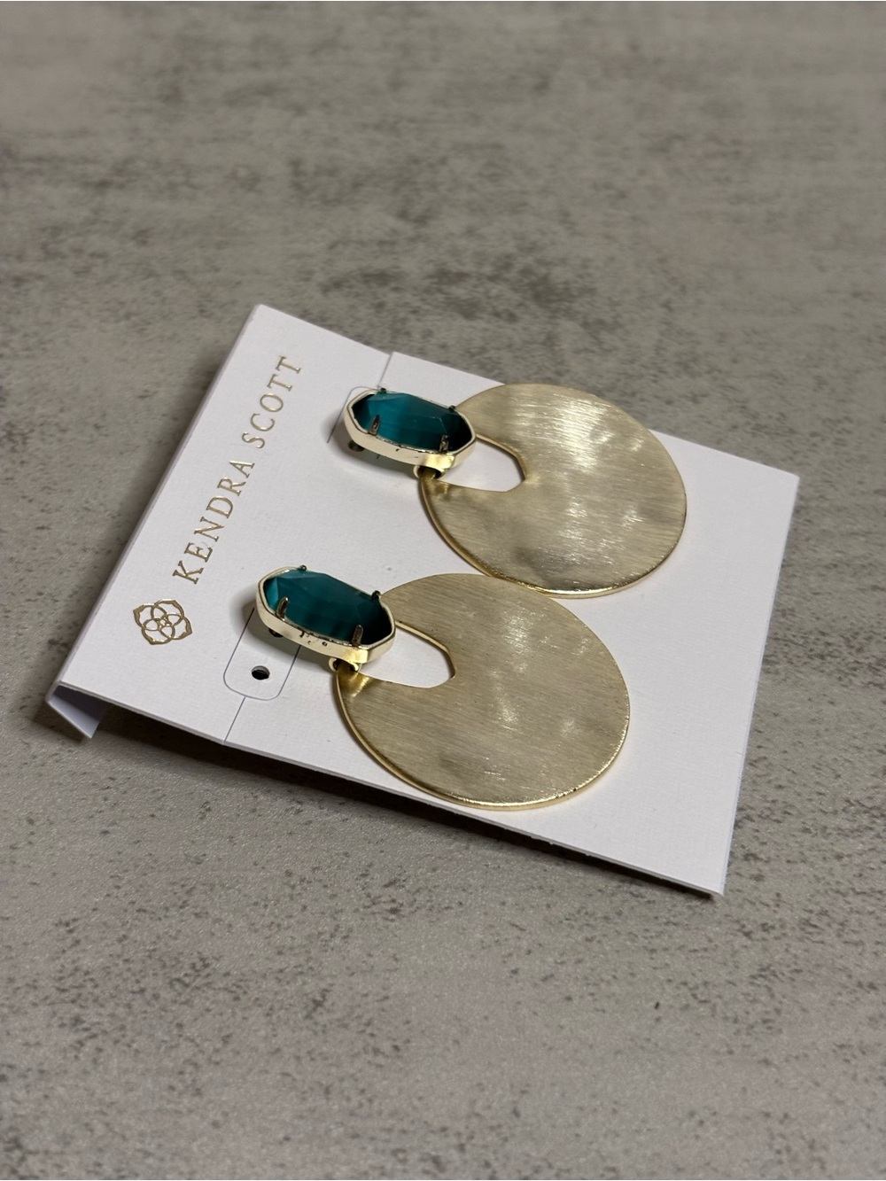 Kendra Scott Deena Gold Hoop Earrings in Emerald Cat’s Eye - Picture 4 of 8